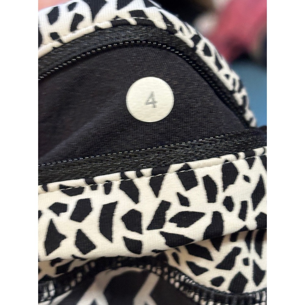 Lululemon Speed Up Low-Rise Lined Shorts 2.5 Black White Rose Animal Print 4 - Picture 6 of 7